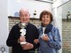 Heinz-Hermann Rieke (l.) mit dem Pokal, der am 25. Mai an den Sieger vergeben wird, Marlies Rieke mit dem Pokal, den sie vor vielen Jahren beim Volkslauf erhielt.
